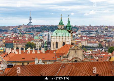 Vue du centre-ville de Prague depuis le château de Prague et le dôme de l'église Saint-Nicolas à mala strana vers la tour de télévision Zizkov, République tchèque Banque D'Images