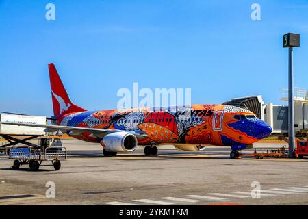 Un avion Qantas avec des œuvres d'art aborigène se prépare au décollage à l'aéroport de Darwin Banque D'Images