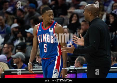 Sacramento, Californie, États-Unis. 18 novembre 2024. Le garde des Sacramento Kings de'Aaron Fox (5) s'entretient avec l'entraîneur des Sacramento Kings Mike Brown lors d'un match NBA au Golden 1 Center le lundi 18 novembre 2024. (Crédit image : © Paul Kitagaki Jr./ZUMA Press Wire) USAGE ÉDITORIAL SEULEMENT! Non destiné à UN USAGE commercial ! Banque D'Images