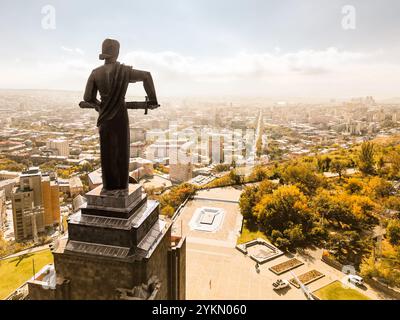 Erevan, Arménie - 19 octobre 2024 : vue aérienne rapprochée du visage statue de mère Arménie. Personnification féminine de l'Arménie. Célèbre haute statistique monumentale Banque D'Images