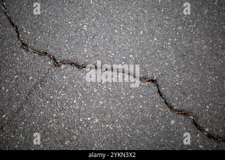 Fissures d'asphalte, dommages à la surface de la route dus au tremblement de terre en Indonésie. Banque D'Images