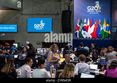 Rio de Janeiro, Brésil. 18 novembre 2024. Les journalistes travaillent au Centre International des médias pour le 19ème Sommet du G20 à Rio de Janeiro, Brésil, le 18 novembre 2024. Crédit : Wang Tiancong/Xinhua/Alamy Live News Banque D'Images