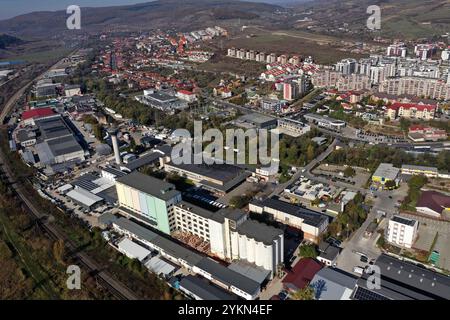 Usines dans la zone industrielle de banlieue vue aérienne par drone Banque D'Images