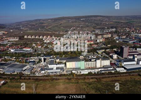 Usines dans la zone industrielle de banlieue vue aérienne par drone Banque D'Images