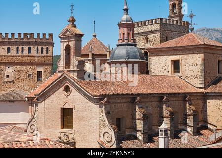 Monastère de Guadalupe et bâtiments antiques pittoresques. Caceres, Estrémadure. Espagne Banque D'Images