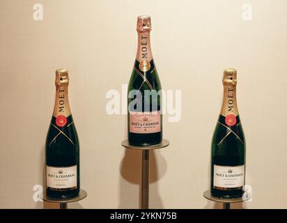 Champagne de luxe Moët & Chandon Imperial brut et Rose. Milan - Italie, 30 décembre 2023 Banque D'Images