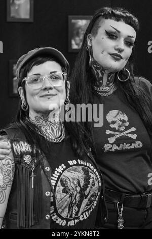 Brighton, Royaume-Uni. 24 février 2024. La 15e Convention annuelle de tatouage de Brighton au Brighton Centre. Des tatoueurs du monde entier ont participé à cet événement qui a également attiré des milliers de visiteurs. Brighton Tattoo Convention est un événement mondial de tatouage annuel majeur Banque D'Images