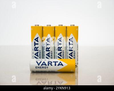 Piles alcalines LR6 1.5V AA VARTA Energy sur surface en céramique polie avec réflexion Banque D'Images