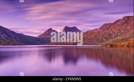 Lever du soleil le matin, vue sur le lac Dove et le pic de Cradle Mountain au parc national de Cradle Mountain Lake St clair, Tasmanie, Australie Banque D'Images