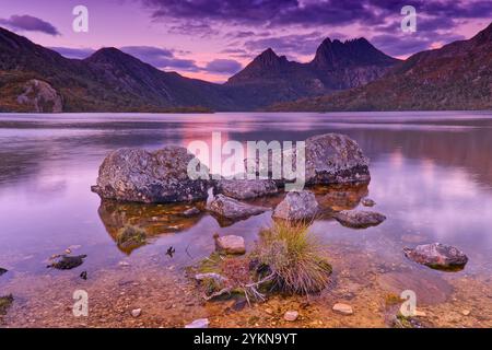 Lever du soleil le matin, vue sur le lac Dove et le pic de Cradle Mountain au parc national de Cradle Mountain Lake St clair, Tasmanie, Australie Banque D'Images