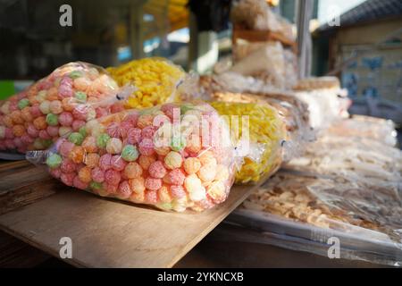 Collations colorées dans des sacs en plastique sur le comptoir sur le marché traditionnel coréen Banque D'Images