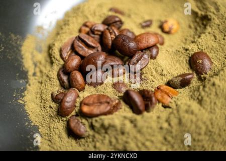 poudre de matcha sur bol noir gros plan Banque D'Images