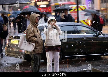 Les navetteurs londoniens sont confrontés aux premières averses de neige alors qu'ils font leur chemin le long de Gracechurch Street dans la ville de Londres, ce site de Noël aujourd'hui alors que les températures chutent en dessous de zéro à travers le pays pendant l'explosion hivernale. L’Agence britannique de la santé et de la sécurité a averti que la vague de froid est « susceptible de provoquer une augmentation du nombre de décès parmi les personnes vulnérables et âgées. Ville de Londres, Angleterre, Royaume-Uni 19 novembre 2024 crédit : Jeff Gilbert/Alamy Live News Banque D'Images