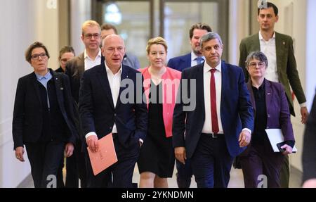 19 novembre 2024, Berlin : Kai Wegner (3ème à partir de la gauche, CDU), maire de Berlin, Franziska Giffey (M, SPD), sénatrice berlinoise pour l'économie, l'énergie et les entreprises publiques, Stefan Evers (2ème à partir de la gauche, CDU), sénateur berlinois pour les Finances, ainsi que les présidents des Etats SPD, Nicola Böcker-Giannini (2ème à partir de la droite) et Martin Hikel (à droite), le leader du groupe parlementaire CDU Dirk Stettner (4ème à partir de la droite), le leader du groupe parlementaire SPD Raed Saleh (3ème à droite) et la porte-parole du Sénat Christine Richter (à la conférence de Berlin sur le budget 2025 Banque D'Images