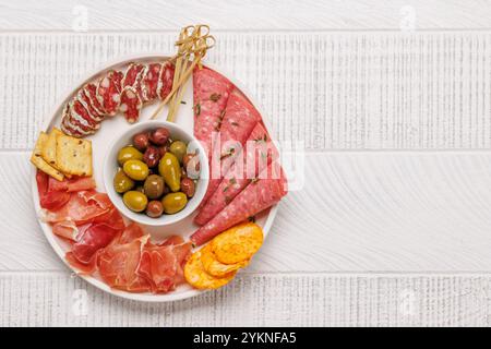 Un assortiment de viandes variées disposées sur une assiette, idéal pour un antipasto, avec un riche mélange de saveurs et de textures Banque D'Images