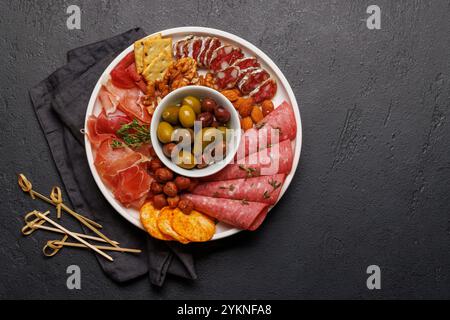 Un assortiment de viandes variées disposées sur une assiette, idéal pour un antipasto, avec un riche mélange de saveurs et de textures Banque D'Images