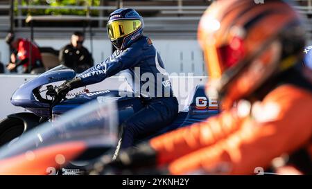 Pomona, États-Unis. 16 novembre 2024. Hector Arana Jr. regarde Gaige Herrera avant leur course de moto pro à la finale de la NHRA qui aura lieu sur le dragstrip in-N-Out Pomona. Les Drag Racers se rencontrent lors de la finale NHRA sur la piste de dragsters In-N-Out Burger pour déterminer les gagnants de la saison 2024 de Drag Racing. Crédit : SOPA images Limited/Alamy Live News Banque D'Images