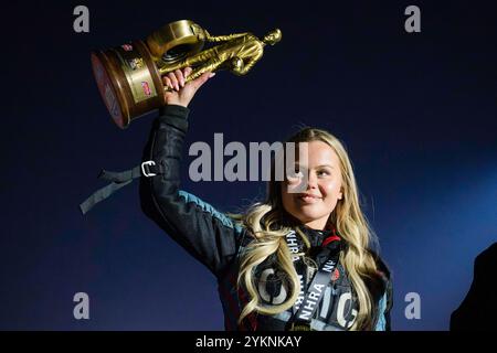 Pomona, États-Unis. 17 novembre 2024. Sienna Wildest montre son trophée après avoir remporté la division Pro Stock lors des finales NHRA qui se déroulent sur le dragstrip In-N-Out Pomona. Les Drag Racers se rencontrent lors de la finale NHRA sur la piste de dragsters In-N-Out Burger pour déterminer les gagnants de la saison 2024 de Drag Racing. (Photo de Jon Putman/SOPA images/SIPA USA) crédit : SIPA USA/Alamy Live News Banque D'Images