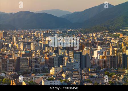 Kyoto, Japon - 18 juin 2024 : les gratte-ciel de Kyoto et les montagnes environnantes vus depuis la tour Nidec Kyoto en fin d'après-midi d'été. Banque D'Images