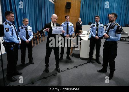 Tyristrand 20241119. Anders Behring Breivik arrive à la salle d'audience pour le premier jour du traitement par le tribunal de district de Ringerike, Asker et Bærum de la demande de libération conditionnelle de Fjotolf Hansen. Le procès a lieu à la prison de Ringerike. Fjotolf Hansen, anciennement Anders Behring Breivik, a été condamné à 21 ans de prison avec une peine minimale de 10 ans, pour les attentats terroristes perpétrés contre Oslo et Utøya le 22 juillet 2011. 77 personnes ont perdu la vie dans ces attaques. Photo : Beate Oma Dahle / NTB Banque D'Images