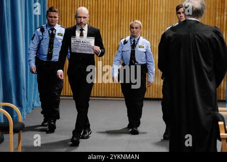 Tyristrand 20241119. Anders Behring Breivik arrive à la salle d'audience pour le premier jour du traitement par le tribunal de district de Ringerike, Asker et Bærum de la demande de libération conditionnelle de Fjotolf Hansen. Le procès a lieu à la prison de Ringerike. Fjotolf Hansen, anciennement Anders Behring Breivik, a été condamné à 21 ans de prison avec une peine minimale de 10 ans, pour les attentats terroristes perpétrés contre Oslo et Utøya le 22 juillet 2011. 77 personnes ont perdu la vie dans ces attaques. Photo : Beate Oma Dahle / NTB Banque D'Images