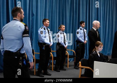 Tyristrand 20241119. Anders Behring Breivik arrive à la salle d'audience pour le premier jour du traitement par le tribunal de district de Ringerike, Asker et Bærum de la demande de libération conditionnelle de Fjotolf Hansen. Le procès a lieu à la prison de Ringerike. Fjotolf Hansen, anciennement Anders Behring Breivik, a été condamné à 21 ans de prison avec une peine minimale de 10 ans, pour les attentats terroristes perpétrés contre Oslo et Utøya le 22 juillet 2011. 77 personnes ont perdu la vie dans ces attaques. Photo : Beate Oma Dahle / NTB Banque D'Images