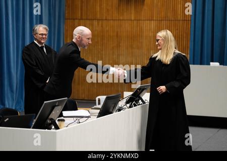 Tyristrand 20241119. Anders Behring Breivik salue Hulda Karlsdottir le premier jour de l'audience du tribunal de district de Ringerike, Asker et Bærum sur la demande de libération conditionnelle de Fjotolf Hansen. Le procès a lieu à la prison de Ringerike. Fjotolf Hansen, anciennement Anders Behring Breivik, a été condamné à 21 ans de prison avec une peine minimale de 10 ans, pour les attentats terroristes perpétrés contre Oslo et Utøya le 22 juillet 2011. 77 personnes ont perdu la vie dans ces attaques. Photo : Beate Oma Dahle / NTB Banque D'Images