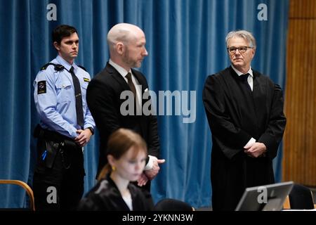 Tyristrand 20241119. Anders Behring Breivik arrive à la salle d'audience pour le premier jour du traitement par le tribunal de district de Ringerike, Asker et Bærum de la demande de libération conditionnelle de Fjotolf Hansen. Le procès a lieu à la prison de Ringerike. Fjotolf Hansen, anciennement Anders Behring Breivik, a été condamné à 21 ans de prison avec une peine minimale de 10 ans, pour les attentats terroristes perpétrés contre Oslo et Utøya le 22 juillet 2011. 77 personnes ont perdu la vie dans ces attaques. Photo : Beate Oma Dahle / NTB Banque D'Images