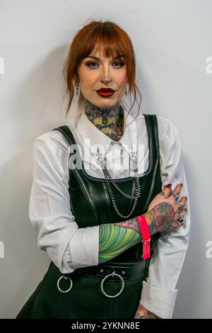 Brighton, Royaume-Uni. 24 février 2024. La 15e Convention annuelle de tatouage de Brighton au Brighton Centre. Des tatoueurs du monde entier ont participé à cet événement qui a également attiré des milliers de visiteurs. Brighton Tattoo Convention est un événement mondial de tatouage annuel majeur Banque D'Images