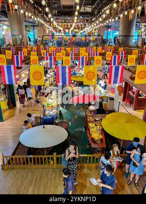 Bangkok, Thaïlande, gens, Centre commercial moderne, Iconsiam, marché alimentaire local, décorations intérieures, drapeaux nationaux thaïlandais classe moyenne asie Banque D'Images