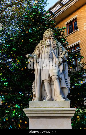 Statue de Sir Hans Sloane devant un arbre de Noël à Duke of York Square, près de Kings Road à Kensington et Chelsea, Londres Banque D'Images