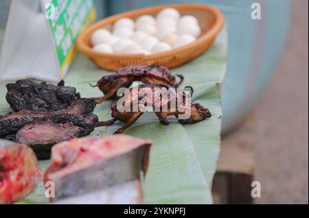 Laos, Asie du Sud-est : rat grillé, poisson, viande séchée et oeufs à Luang Prabang marché matinal, Street food, cuisine locale asiatique, rats rôtis Banque D'Images