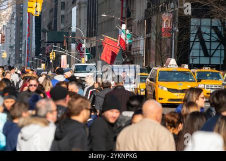 Les foules et la circulation des fêtes de Noël à New York sur la Cinquième Avenue Banque D'Images