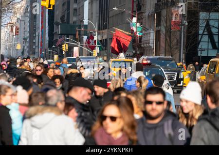 Les foules et la circulation des fêtes de Noël à New York sur la Cinquième Avenue Banque D'Images