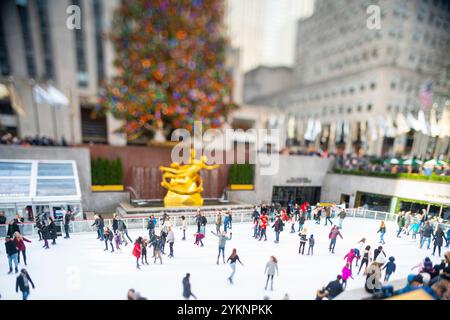 Les gens patinent sur glace au Rockefeller Center à Midtown Manhattan pendant la saison de Noël. Banque D'Images