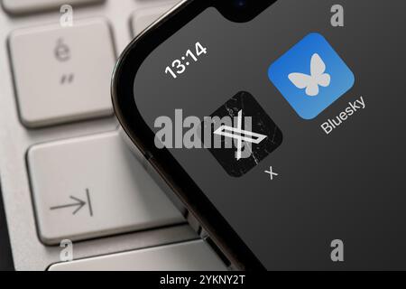 Antalya, Turquie - 19 novembre 2024 : BlueSky social et l'application X ( Twitter ) s'affichent sur l'écran d'un iPhone Banque D'Images