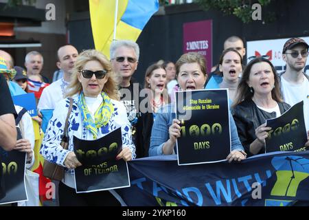 Sydney, Australie. 19 novembre 2024. Les Ukrainiens à Sydney marquent 1 000 jours depuis l'invasion russe avec un rassemblement sur le parvis de la douane, Circular Quay avant de marcher vers la réserve de Hickson Road. Crédit : Richard Milnes/Alamy Live News Banque D'Images