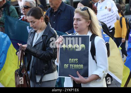 Sydney, Australie. 19 novembre 2024. Les Ukrainiens à Sydney marquent 1 000 jours depuis l'invasion russe avec un rassemblement sur le parvis de la douane, Circular Quay avant de marcher vers la réserve de Hickson Road. Crédit : Richard Milnes/Alamy Live News Banque D'Images