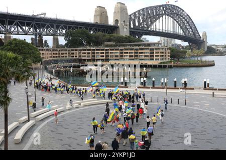 Sydney, Australie. 19 novembre 2024. Les Ukrainiens à Sydney marquent 1 000 jours depuis l'invasion russe avec un rassemblement sur le parvis de la douane, Circular Quay avant de marcher vers la réserve de Hickson Road. Crédit : Richard Milnes/Alamy Live News Banque D'Images