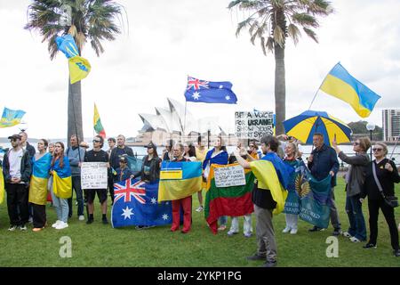 Sydney, Australie. 19 novembre 2024. Les Ukrainiens à Sydney marquent 1 000 jours depuis l'invasion russe avec un rassemblement sur le parvis de la douane, Circular Quay avant de marcher vers la réserve de Hickson Road. Crédit : Richard Milnes/Alamy Live News Banque D'Images