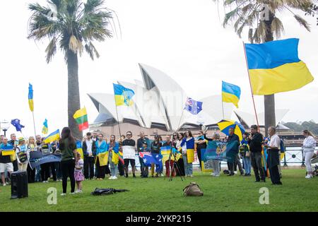 Sydney, Australie. 19 novembre 2024. Les Ukrainiens à Sydney marquent 1 000 jours depuis l'invasion russe avec un rassemblement sur le parvis de la douane, Circular Quay avant de marcher vers la réserve de Hickson Road. Crédit : Richard Milnes/Alamy Live News Banque D'Images