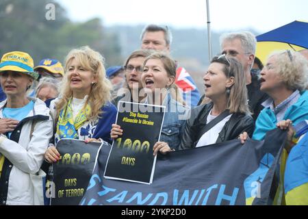 Sydney, Australie. 19 novembre 2024. Les Ukrainiens à Sydney marquent 1 000 jours depuis l'invasion russe avec un rassemblement sur le parvis de la douane, Circular Quay avant de marcher vers la réserve de Hickson Road. Crédit : Richard Milnes/Alamy Live News Banque D'Images