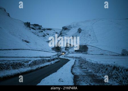 Hope Valley, Peak District, Derbyshire, 19 novembre 2024. Un véhicule se fraie un chemin à travers la neige épaisse sur Arthurs Way à Hope Valley ce matin. Crédit : Michael Jamison/Alamy Live News Banque D'Images