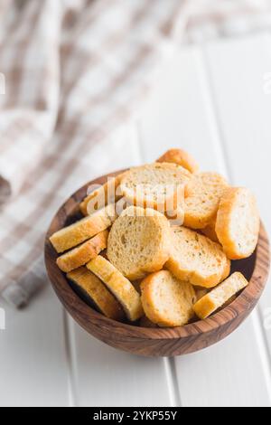 Pain brochetta rôti tranché dans un bol sur une table blanche. Banque D'Images