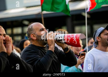 Brighton, Royaume-Uni. 05 novembre 2023. Des milliers de manifestants se joignent à une marche à Brighton pour exiger un cessez-le-feu immédiat dans la bande de Gaza, dans le cadre de l'offensive militaire israélienne dans l'enclave palestinienne et des manifestations pro-Gaza en cours dans le monde entier. Dimanche, au moins 30 000 personnes ont assisté à une manifestation à Londres appelant à un cessez-le-feu dans l’enclave palestinienne dévastée, où près de 1 000 Palestiniens, dont la moitié sont des enfants, ont été tués depuis le 7 octobre. Au cours des derniers jours, les forces israéliennes ont intensifié leurs bombardements dans la bande de Gaza, en particulier dans des conditions de forte affluence Banque D'Images