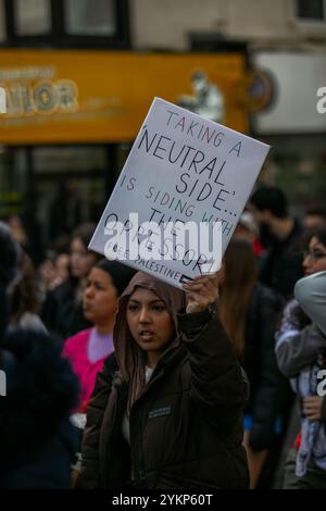 Brighton, Royaume-Uni. 05 novembre 2023. Des milliers de manifestants se joignent à une marche à Brighton pour exiger un cessez-le-feu immédiat dans la bande de Gaza, dans le cadre de l'offensive militaire israélienne dans l'enclave palestinienne et des manifestations pro-Gaza en cours dans le monde entier. Dimanche, au moins 30 000 personnes ont assisté à une manifestation à Londres appelant à un cessez-le-feu dans l’enclave palestinienne dévastée, où près de 1 000 Palestiniens, dont la moitié sont des enfants, ont été tués depuis le 7 octobre. Au cours des derniers jours, les forces israéliennes ont intensifié leurs bombardements dans la bande de Gaza, en particulier dans des conditions de forte affluence Banque D'Images