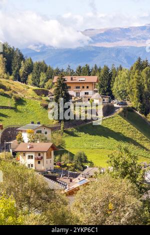 Dolomites, Italie. Vue panoramique aérienne du village de Magdalena ou Santa Maddalena en été Banque D'Images