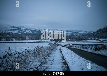 Hope Valley, Peak District, Derbyshire, 19 novembre 2024. Un véhicule fait son chemin à travers la neige épaisse sur Arthurs Way à Hope Valley ce matin. Crédit : Michael Jamison/Alamy Live News Banque D'Images