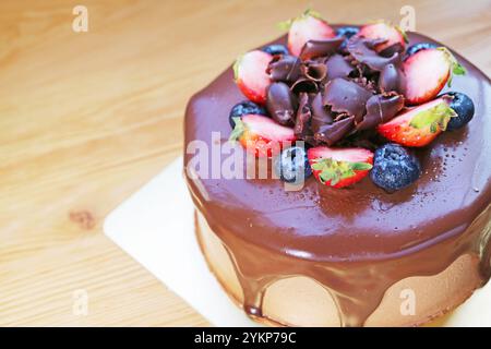 Délicieux gâteau au chocolat avec fraise fraîche et myrtille Banque D'Images