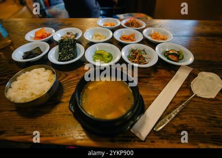 Divers plats d'accompagnement maison coréens comprenant kimchi, radis marinés, anchois, konjac, pâte de haricots épicée, et des algues. . Photo de haute qualité Banque D'Images